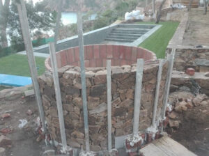 Construcción de pozo en finca rústica en Begur con mampostería.