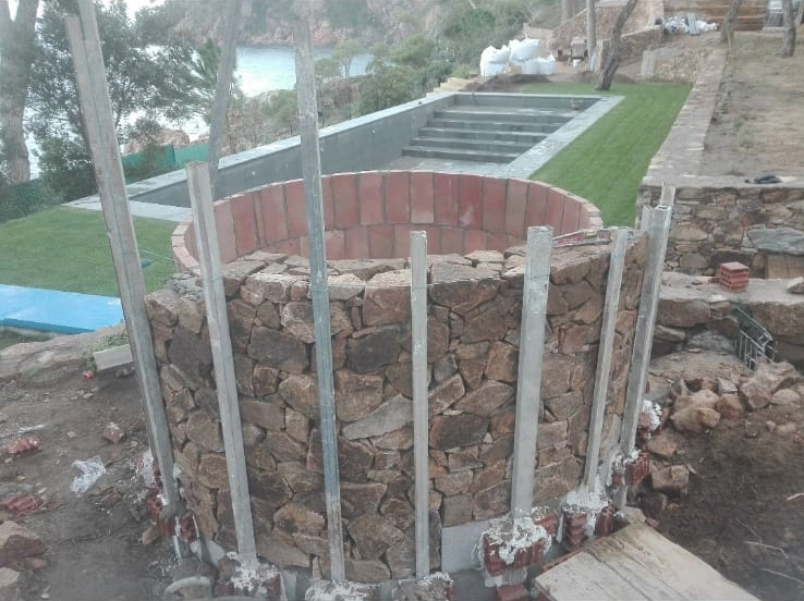 Construcción de pozo en finca rústica en Begur con mampostería.