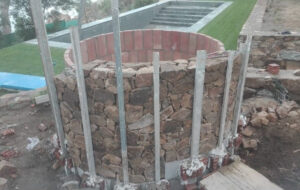 Construir pozo en la Costa Brava y recubierto de mampostería.