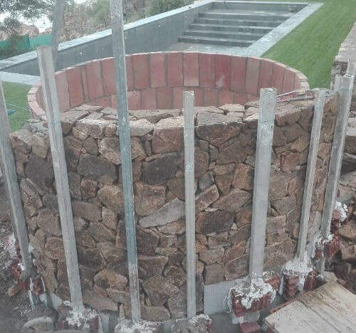 Construir pozo en la Costa Brava y recubierto de mampostería.